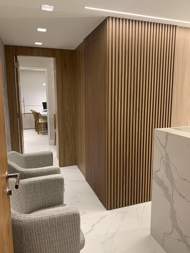 Sala de espera com poltronas confortáveis